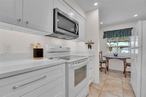 Condo in Sarasota, Florida, 2 bedrooms № 2198393 - photo 6