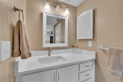 Condo in Sarasota, Florida, 2 bedrooms № 2198393 - photo 18