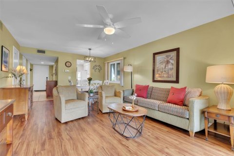 Condo in Sarasota, Florida, 2 bedrooms № 2198393 - photo 11