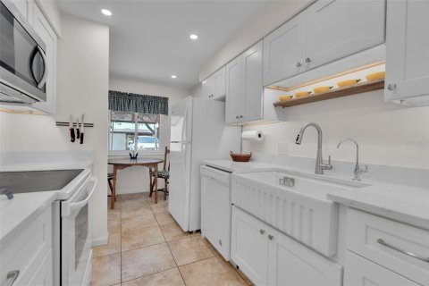 Condo in Sarasota, Florida, 2 bedrooms № 2198393 - photo 4