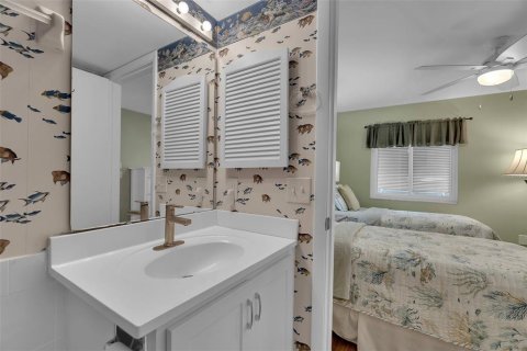 Condo in Sarasota, Florida, 2 bedrooms № 2198393 - photo 24
