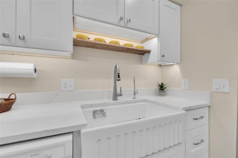 Condo in Sarasota, Florida, 2 bedrooms № 2198393 - photo 5