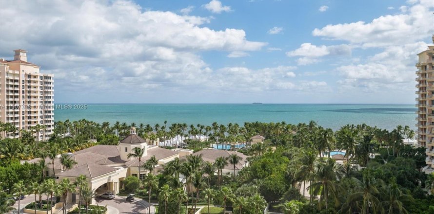 Кондоминиум с 2 спальнями в Ки-Бискейн, Флорида № 1965714