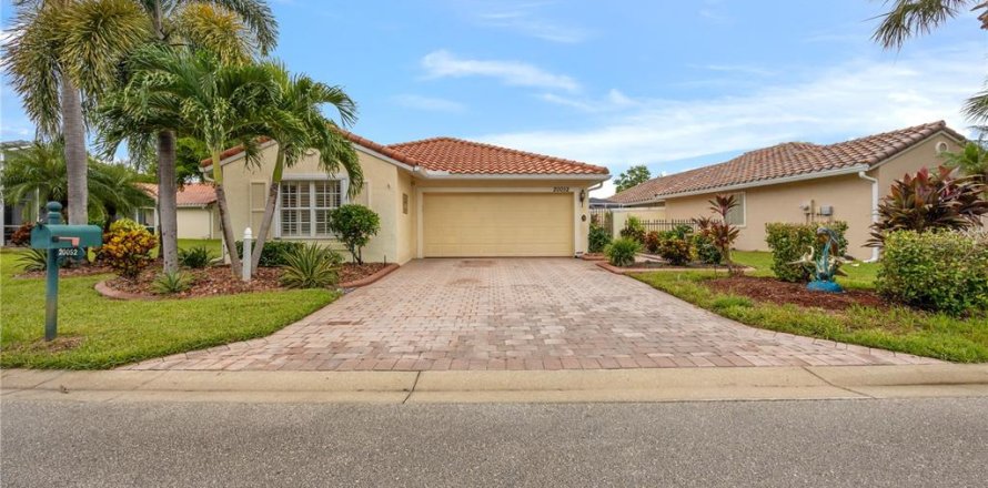 House in Estero, Florida 3 bedrooms, 140.19 sq.m. № 1906756