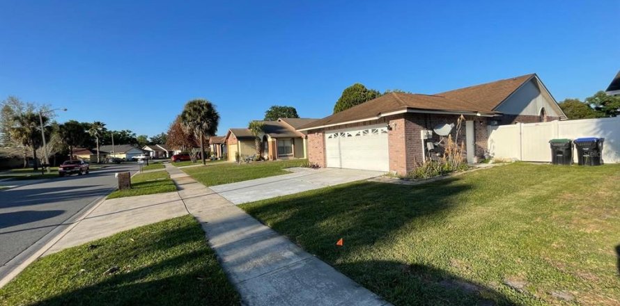House in Orlando, Florida 3 bedrooms, 130.53 sq.m. № 2212724