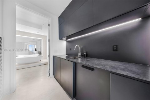 Condo in Bal Harbour, Florida, 4 bedrooms № 2003358 - photo 11