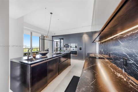 Condo in Bal Harbour, Florida, 4 bedrooms № 2003358 - photo 18