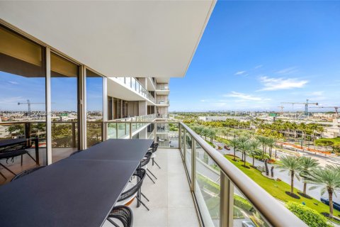 Condo in Bal Harbour, Florida, 4 bedrooms № 2003358 - photo 15