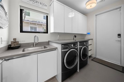 Casa en venta en South Miami, Florida, 6 dormitorios, 431.62 m2 № 1855386 - foto 16