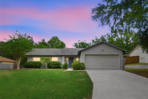 House in Clermont, Florida 3 bedrooms, 114.83 sq.m. № 2196364