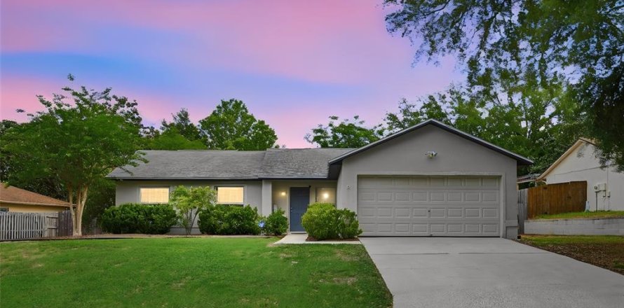 House in Clermont, Florida 3 bedrooms, 114.83 sq.m. № 2196364