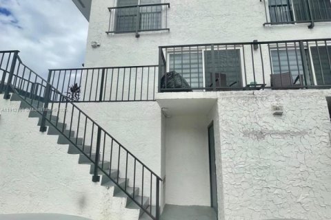 Adosado en alquiler en Miami, Florida, 3 dormitorios, 137.87 m2 № 1968588 - foto 1
