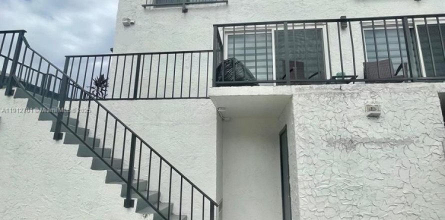 Adosado en Miami, Florida 3 dormitorios, 137.87 m2 № 1968588