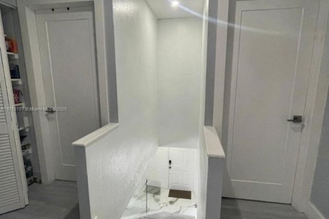 Adosado en alquiler en Miami, Florida, 3 dormitorios, 137.87 m2 № 1968588 - foto 11