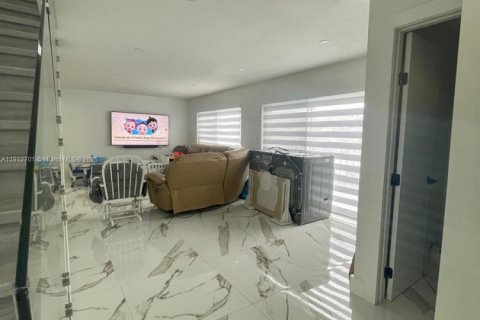 Adosado en alquiler en Miami, Florida, 3 dormitorios, 137.87 m2 № 1968588 - foto 5