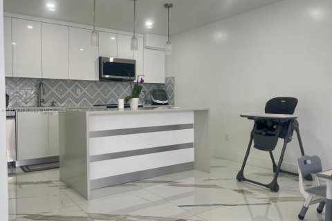 Adosado en alquiler en Miami, Florida, 3 dormitorios, 137.87 m2 № 1968588 - foto 8