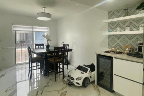 Adosado en alquiler en Miami, Florida, 3 dormitorios, 137.87 m2 № 1968588 - foto 9