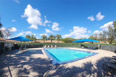 House in Boynton Beach, Florida 3 bedrooms, 128.21 sq.m. № 1186554 - photo 1