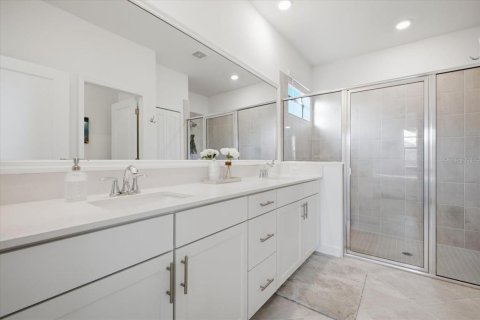 House in LORRAINE LAKES in Lakewood Ranch, Florida 4 bedrooms, 188.31 sq.m. № 2200459 - photo 15