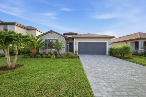 House in LORRAINE LAKES in Lakewood Ranch, Florida 4 bedrooms, 188.31 sq.m. № 2200459