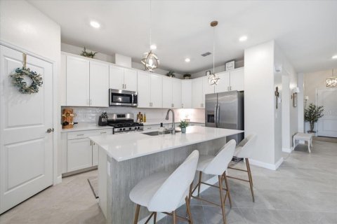House in LORRAINE LAKES in Lakewood Ranch, Florida 4 bedrooms, 188.31 sq.m. № 2200459 - photo 4