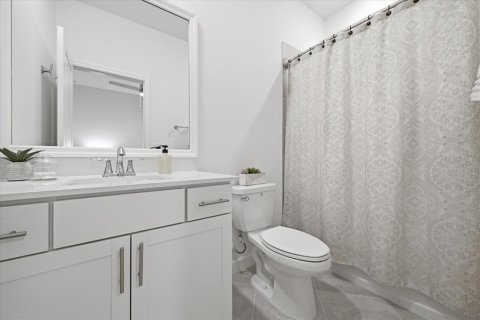 House in LORRAINE LAKES in Lakewood Ranch, Florida 4 bedrooms, 188.31 sq.m. № 2200459 - photo 23