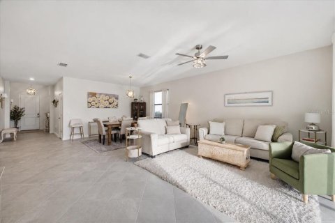 House in LORRAINE LAKES in Lakewood Ranch, Florida 4 bedrooms, 188.31 sq.m. № 2200459 - photo 12