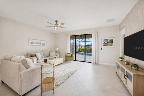 House in LORRAINE LAKES in Lakewood Ranch, Florida 4 bedrooms, 188.31 sq.m. № 2200459 - photo 10