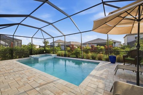 House in LORRAINE LAKES in Lakewood Ranch, Florida 4 bedrooms, 188.31 sq.m. № 2200459 - photo 28