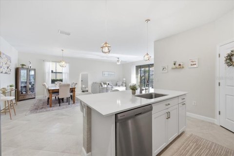 House in LORRAINE LAKES in Lakewood Ranch, Florida 4 bedrooms, 188.31 sq.m. № 2200459 - photo 6