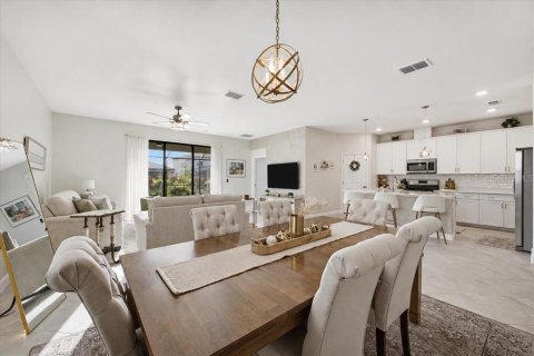 House in LORRAINE LAKES in Lakewood Ranch, Florida 4 bedrooms, 188.31 sq.m. № 2200459 - photo 9