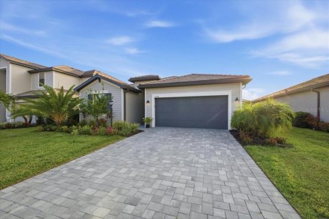 House in LORRAINE LAKES in Lakewood Ranch, Florida 4 bedrooms, 188.31 sq.m. № 2200459 - photo 2