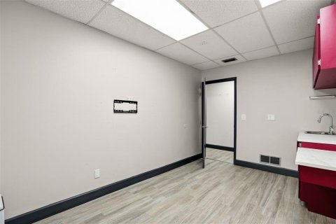 Propiedad comercial en venta en Eustis, Florida, 433.39 m2 № 2221028 - foto 13