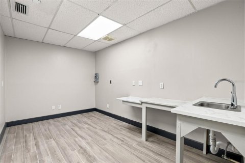 Propiedad comercial en venta en Eustis, Florida, 433.39 m2 № 2221028 - foto 18