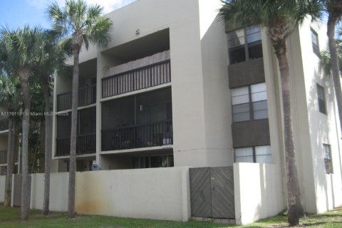 Condo in Miami, Florida, 2 bedrooms  № 1691340 - photo 1
