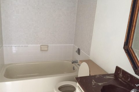 Condo in Miami, Florida, 2 bedrooms  № 1691340 - photo 15