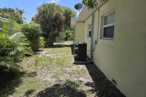 Villa ou maison à louer à Stuart, Floride: 4 chambres, 139.35 m2 № 2293165 - photo 3