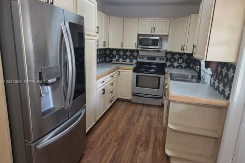 Villa ou maison à louer à Stuart, Floride: 4 chambres, 139.35 m2 № 2293165 - photo 6