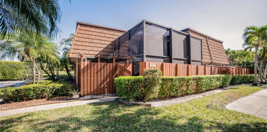 Townhouse in Davie, Florida 3 bedrooms, 138.24 sq.m. № 1695546