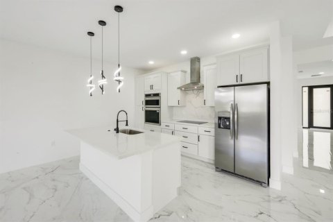 Casa en venta en Port Charlotte, Florida, 4 dormitorios, 215.35 m2 № 2201709 - foto 12