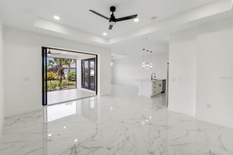 Casa en venta en Port Charlotte, Florida, 4 dormitorios, 215.35 m2 № 2201709 - foto 7