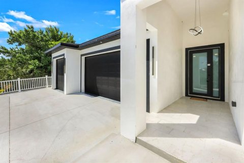 Casa en venta en Port Charlotte, Florida, 4 dormitorios, 215.35 m2 № 2201709 - foto 4