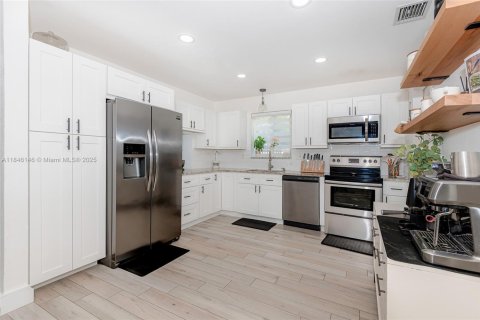 House in Pembroke Pines, Florida 3 bedrooms, 149.2 sq.m. № 1842705 - photo 12