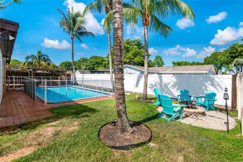 House in Pembroke Pines, Florida 3 bedrooms, 149.2 sq.m. № 1842705 - photo 26