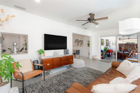 House in Pembroke Pines, Florida 3 bedrooms, 149.2 sq.m. № 1842705 - photo 14