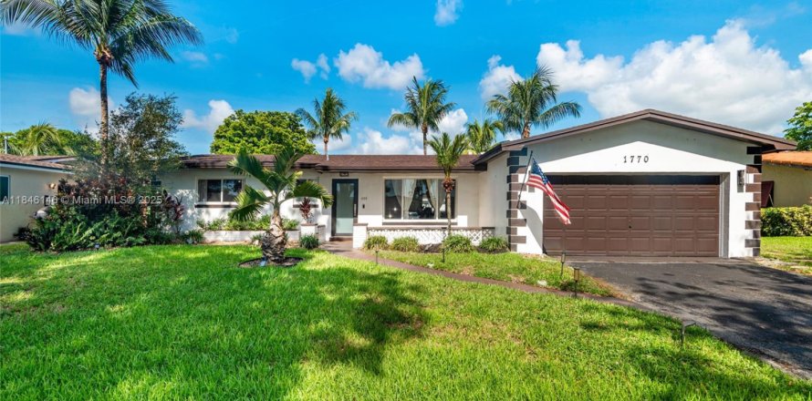 House in Pembroke Pines, Florida 3 bedrooms, 149.2 sq.m. № 1842705