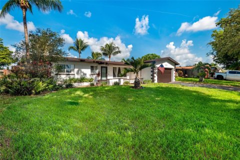 House in Pembroke Pines, Florida 3 bedrooms, 149.2 sq.m. № 1842705 - photo 2