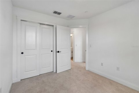 Townhouse in Oviedo, Florida 4 bedrooms, 188.13 sq.m. № 2092878 - photo 24