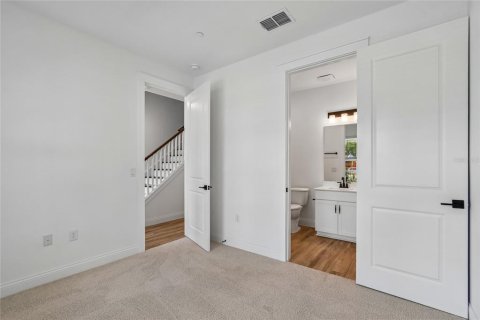 Townhouse in Oviedo, Florida 4 bedrooms, 188.13 sq.m. № 2092878 - photo 8