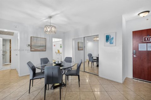 Condo in Hollywood, Florida, 1 bedroom  № 2042456 - photo 18